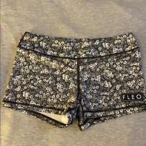 Fleo size M flower 3.25” booty shorts